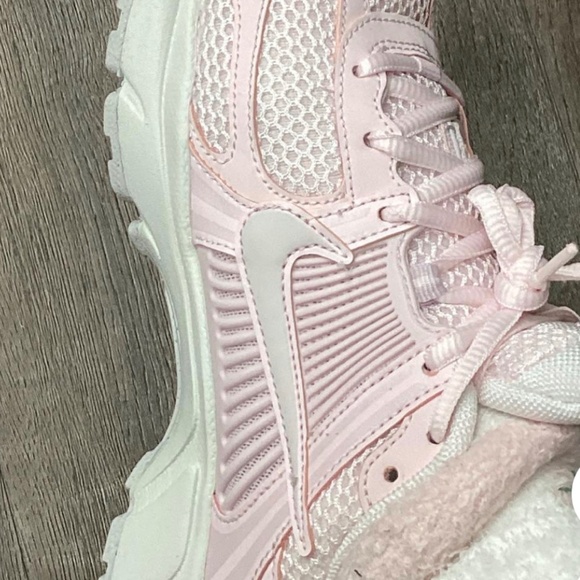 FREE SHIPPING >> Pastel Pink Vomero 5’s , NEW ,size 7with Bix - Picture 2 of 3